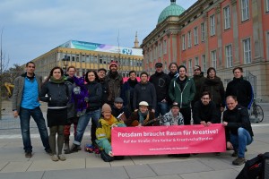 Gruppenfoto mit Plakat "Potsdam braucht Raum für Kreative"
